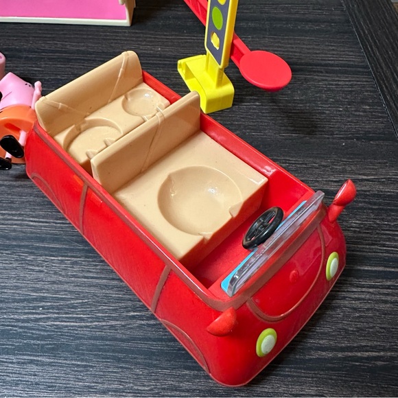 Peppa Pig All Around Town Playset Track Parts with School and Car Lot - Picture 10 of 12